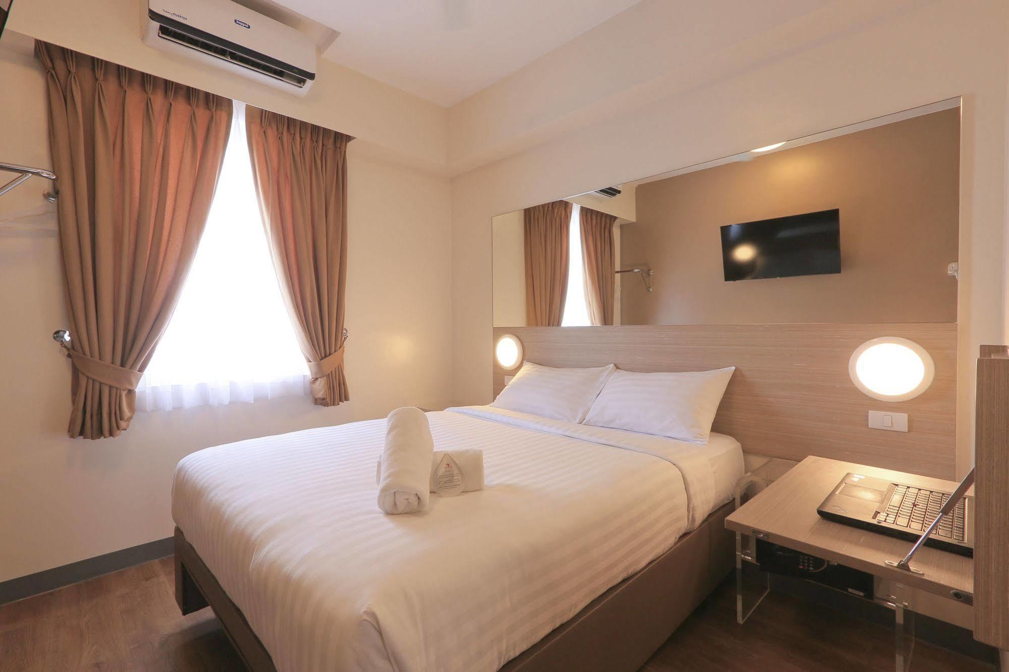 Hotel Red Planet Makati Amorsolo 3*